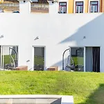 Alcantara Gardens - With Pool דירה *